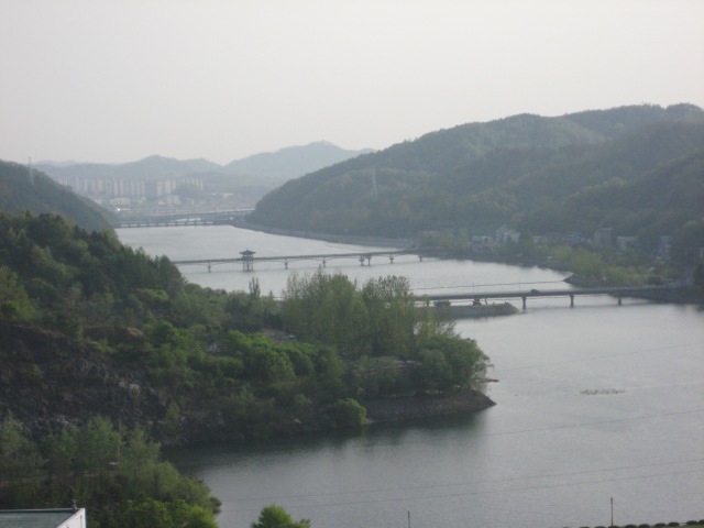 The view of the river from the top of the Andong Dam
