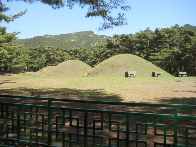  Three Royal Tombs in Bae-ri