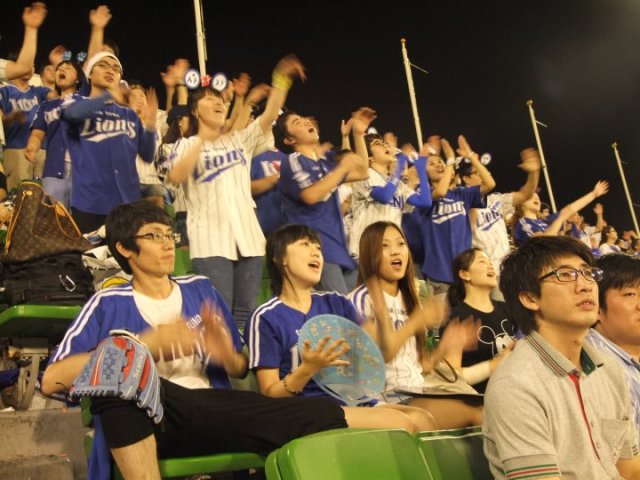 Korean baseball fans